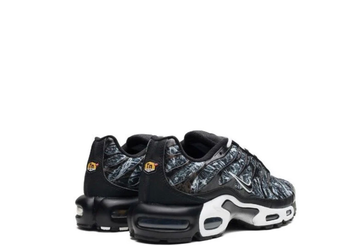 AIR MAX PLUS AMP "SHATTERED
ICE" SNEAKERS